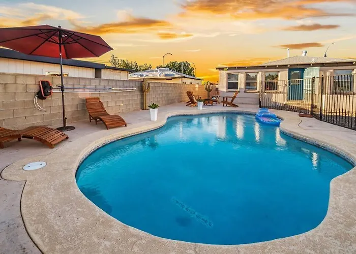5 Bd 1940's Oasis - Pool - Lounge - Games