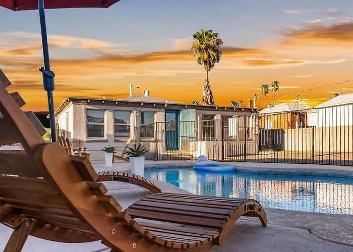 5 Bd 1940's Oasis - Pool - Lounge - Games
